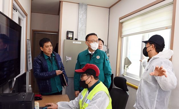 거점소독시설 현장 점검하는 이한경 본부장