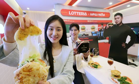 롯데리아, 나폴리맛피아가 손본 '모짜렐라 버거' 2종 출시