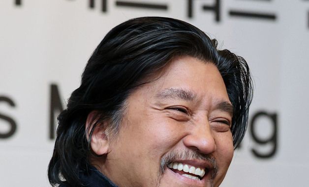 미소 짓는 에드워드 리