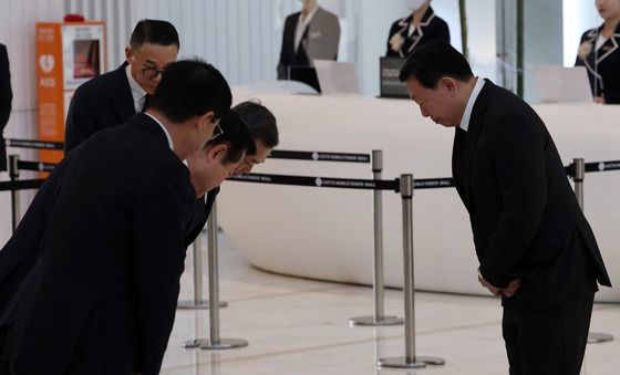 추모 마치고 인사 나누는 신동빈 회장