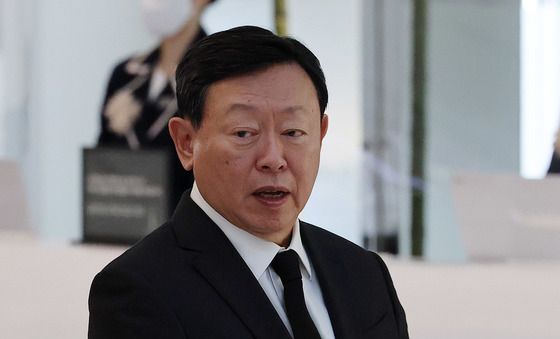 임원들과 인사 나누는 신동빈 회장