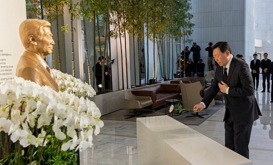 '신격호 창업주 5주기' 헌화하는 신동빈 회장