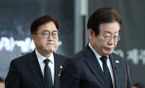 분향 마친 우원식 국회의장·이재명 대표