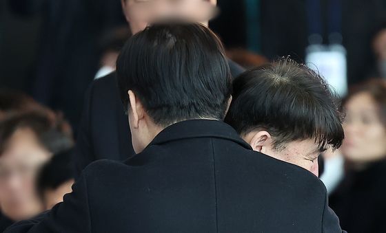 이재명 대표와 포옹하는 박한신 유가족협의회 대표