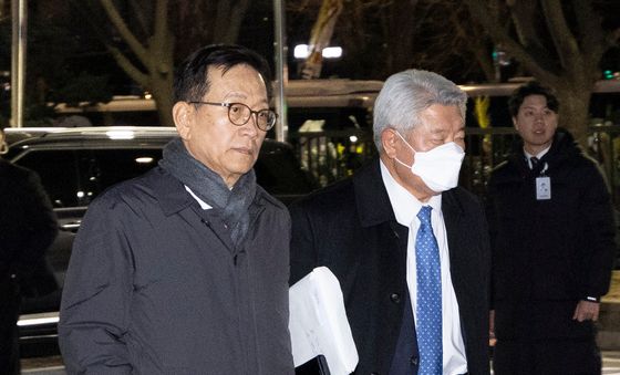 영장실질심사 마치고 이동하는 김홍일·석동현