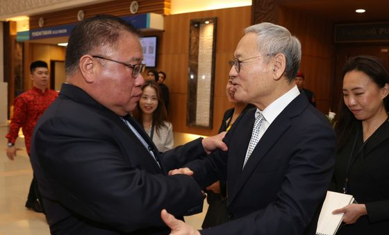 티옹 킹 싱 말레이시아 관광예술문화부 장관과 인사하는 유인촌 장관