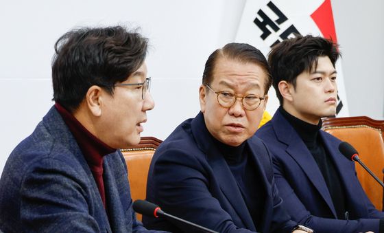 대화 나누는 권영세·권성동