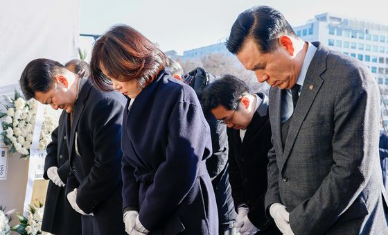 묵념하는 허은아 대표