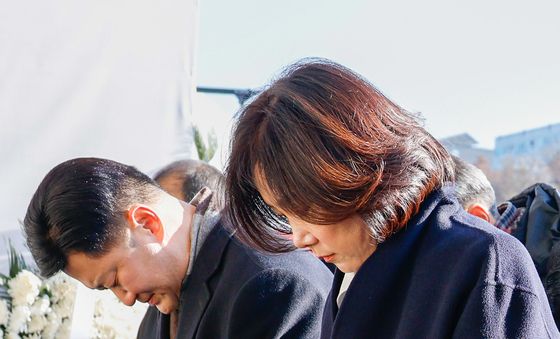 묵념하는 허은아 대표