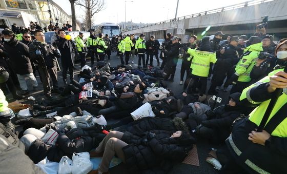 대통령 관저 앞에 드러누운 지지자들