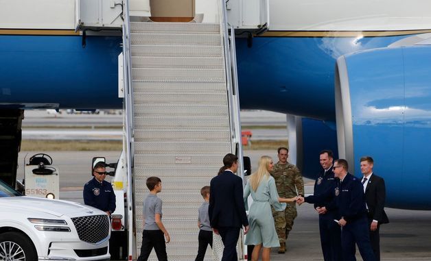 [포토] 美공군기 탑승하는 이방카 가족…옆엔 제네시스 GV80