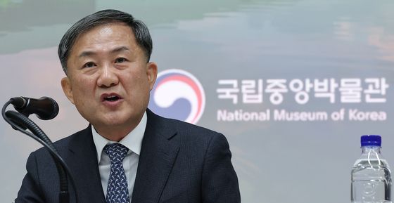 취재진 질문에 답변하는 김재홍 관장