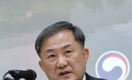 취재진 질문에 답변하는 김재홍 관장