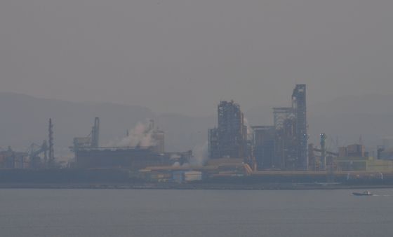 미세먼지에 갇힌 포항제철소