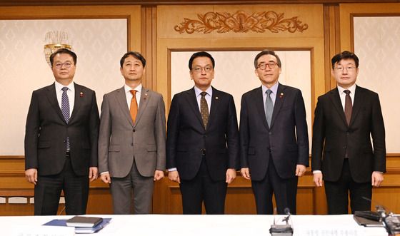 최 권한대행, 대외 경제 현안 간담회 기념촬영