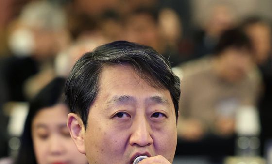 물 마시는 안덕근 장관