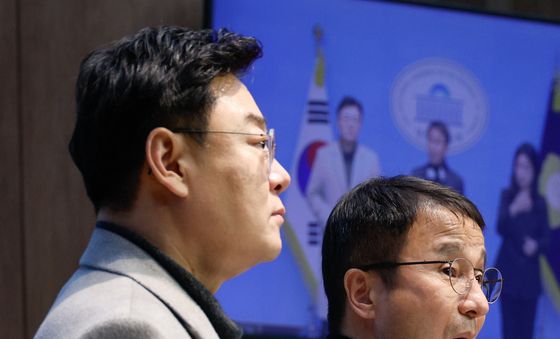 현장조사 결과 브리핑하는 김성원·한병도