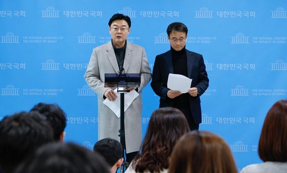 질문에 답하는 김성원·한병도 간사