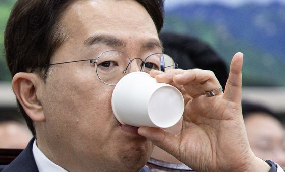 목 축이는 강한승 쿠팡 대표