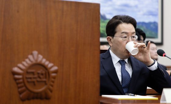 목 축이는 강한수 쿠팡 대표