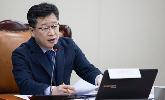 질의하는 안호영 위원장