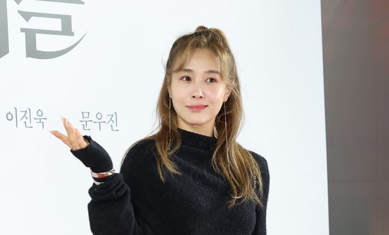 옥주현, 영화관 패션은 검은 드레스