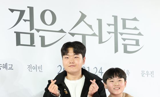 김건 김준, 떡복기 코트 입고 깨알 브이