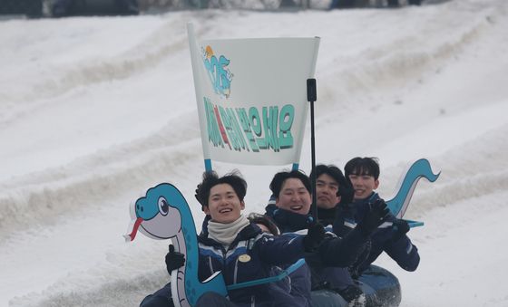 푸른 뱀 눈썰매 타고 전하는 새해 인사