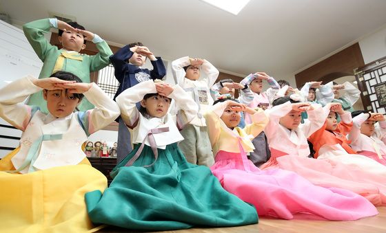 "한복 입고 세배해요"