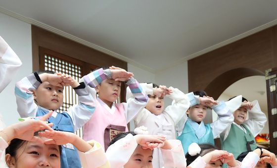 "한복 입고 세배해요"