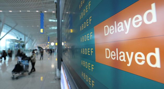 짙은 안개로 지연되고 있는 일부 항공편