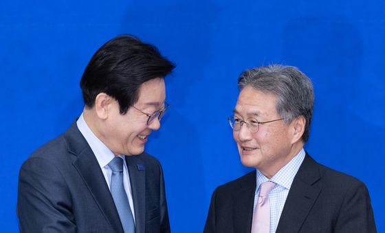 인사 나누는 이재명 대표·조셉 윤 주한미국대사대리