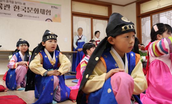 설 앞두고 명절 예절 배우는 다문화가정 아이들