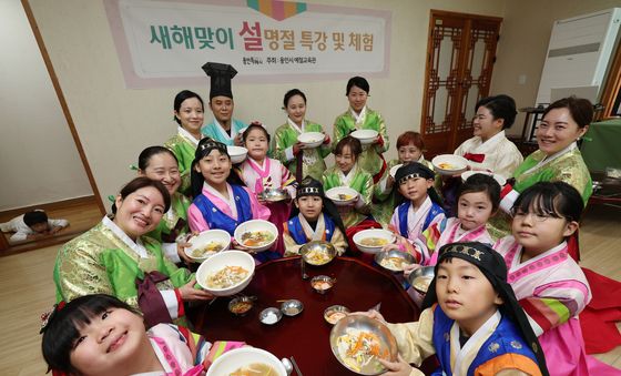 설 앞두고 직접 만들어보는 떡국