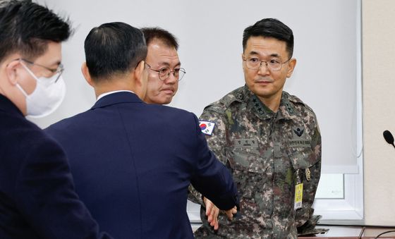 안보실장과 악수하는 정진팔 합참 차장