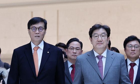 회의장 향하는 이창용 총재와 권성동 원내대표