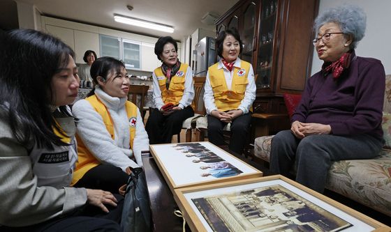 미상봉 이산가족 어르신 만나 위로하는 적십자사