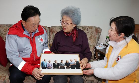 '가운데 세분이 이북에 남으셨어요'