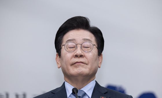 취재진 질문 듣는 이재명 대표