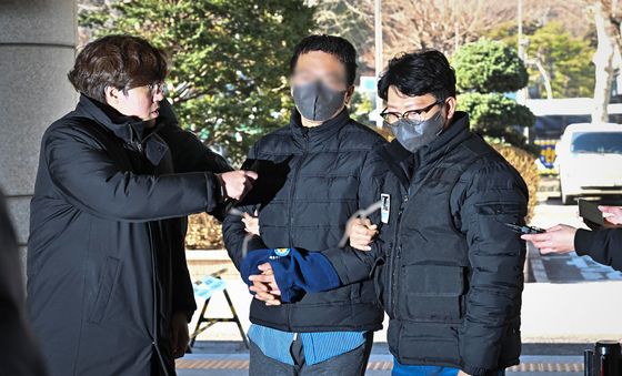 '서부지법 판사실 침입' 이모 씨, 영장심사 출석