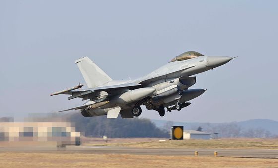 힘차게 이륙하는 KF-16
