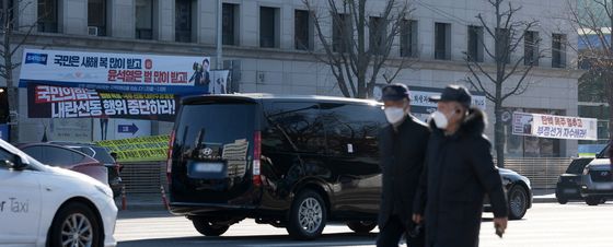 오로지 니 편 내 편 '정치 피로감 더하는 현수막'