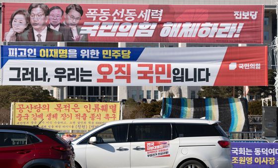 지지층만을 향한 극단적 메시지 '날로 더해지는 정치 피로감'