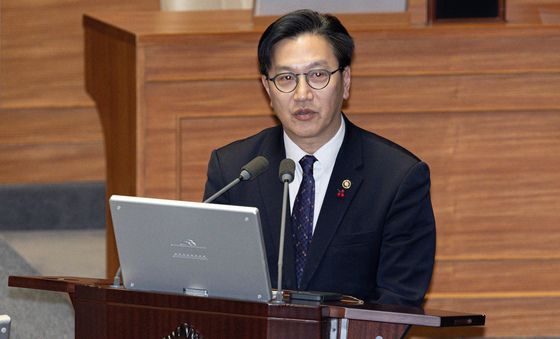 답변하는 김범석 차관