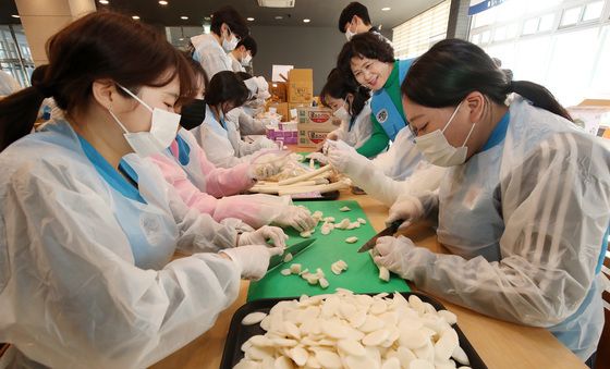 "어려운 이웃과 떡국 나눠요"