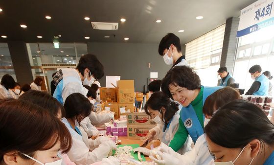 "어려운 이웃과 떡국 나눠요"