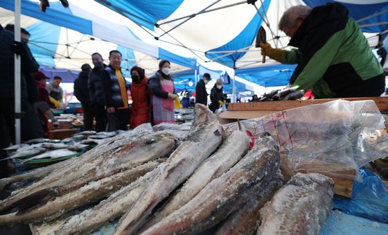 설 앞두고 오일장 찾은 시민들