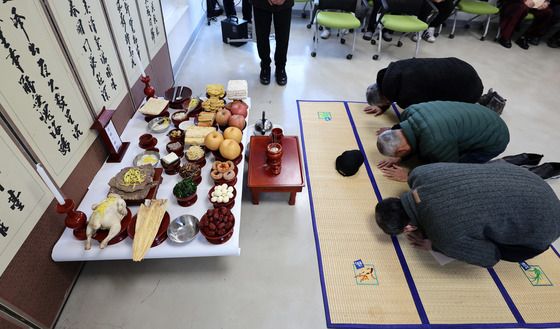 공동 차례상 차려진 쪽방촌