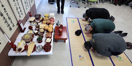 함께 차례 지내는 쪽방주민들