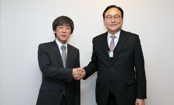 日 경제산업성 통산차관과 면담 마친 정인교 본부장